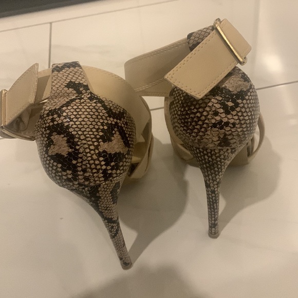 URBAN PLANET snake skin stiletto heels. Size 8. - Picture 3 of 4